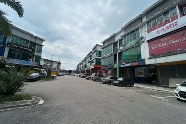 Taman Dataran Larkin @ 2 Units Adjoining 3 Storey Shoplot For Sale 