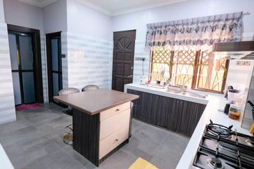 Private pool. South facing. Ara Damansara. 