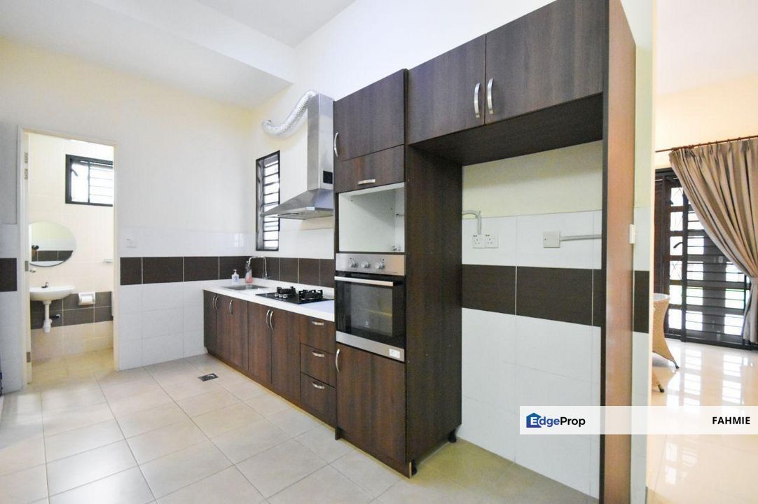 Corner lot with private pool. Laman Kekwa. Nilai Impian. , Negeri Sembilan, Nilai