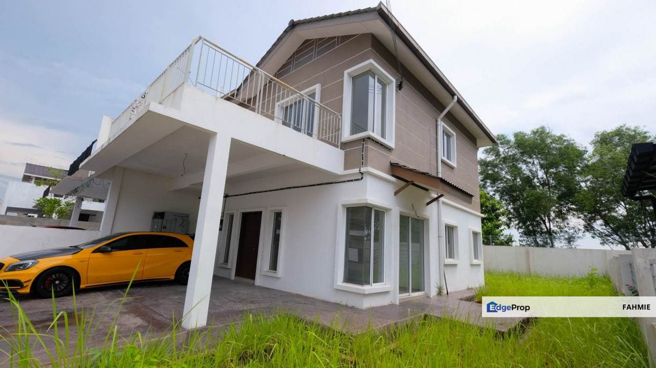 Lake at the back. Taman Desiran Bayu. Puchong. , Selangor, Puchong