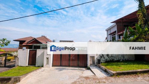 Bungalow on hillside with magnificent view of Bukit Melawati. Taman Melawati. , Kuala Lumpur, Taman Melawati