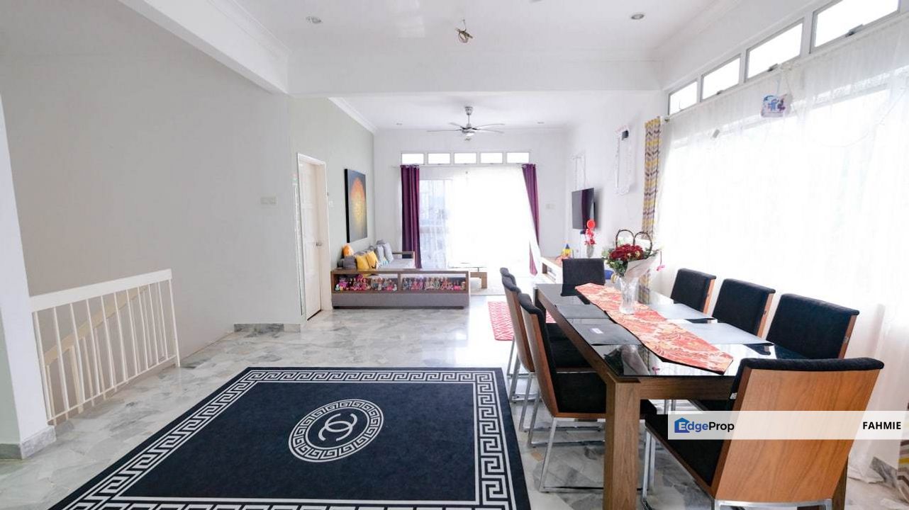 Bungalow on hillside with magnificent view of Bukit Melawati. Taman Melawati. , Kuala Lumpur, Taman Melawati