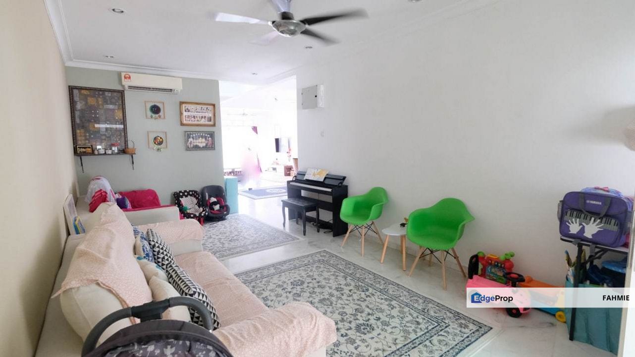 Bungalow on hillside with magnificent view of Bukit Melawati. Taman Melawati. , Kuala Lumpur, Taman Melawati