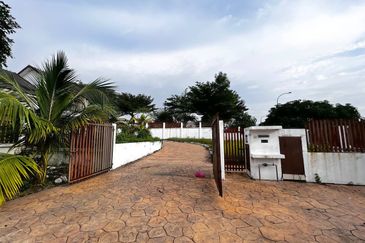 Corner lot. Non bumi lot. Huge land area. Laman Permai. Subang Bestari.