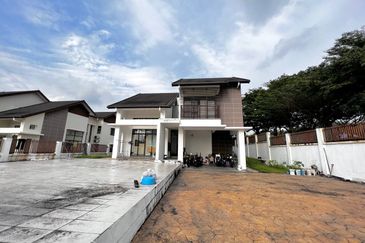 Corner lot. Non bumi lot. Huge land area. Laman Permai. Subang Bestari.