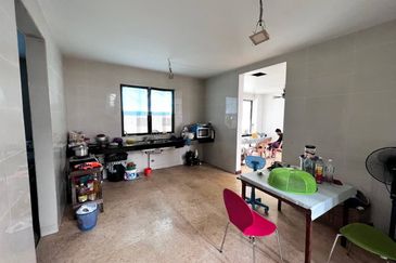 Corner lot. Non bumi lot. Huge land area. Laman Permai. Subang Bestari.