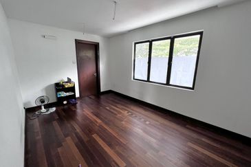 Corner lot. Non bumi lot. Huge land area. Laman Permai. Subang Bestari.