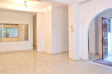 Freehold. Not facing other house. Taman Melawati. 