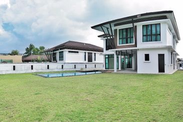 Freehold. Huge land. Swimming pool. Rimba Kemensah. Taman Melawati. 