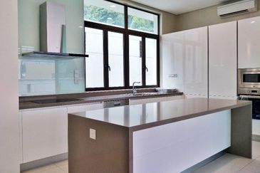 Freehold. Huge land. Swimming pool. Rimba Kemensah. Taman Melawati. 