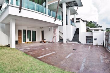 Freehold. Huge land. Swimming pool. Rimba Kemensah. Taman Melawati. 