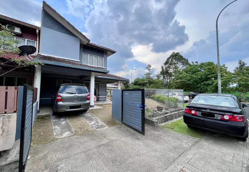Corner lot. Tak mengadap rumah lain. Subang Bestari. 