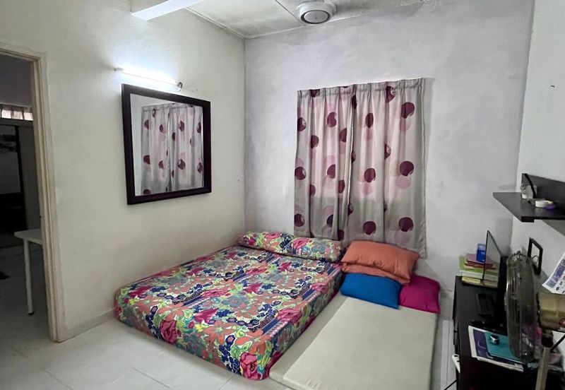 Corner lot. Tak mengadap rumah lain. Subang Bestari. 