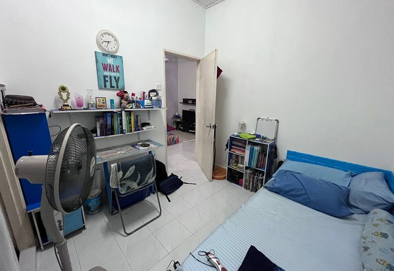 Corner lot. Tak mengadap rumah lain. Subang Bestari. 