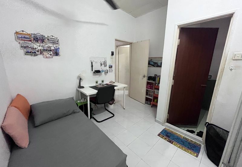 Corner lot. Tak mengadap rumah lain. Subang Bestari. 