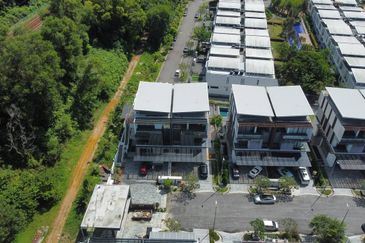 The Maisons, Perdana Lakeview East