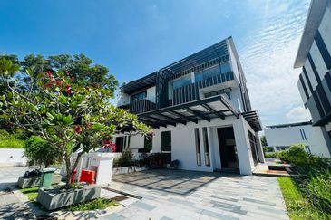 The Maisons, Perdana Lakeview East