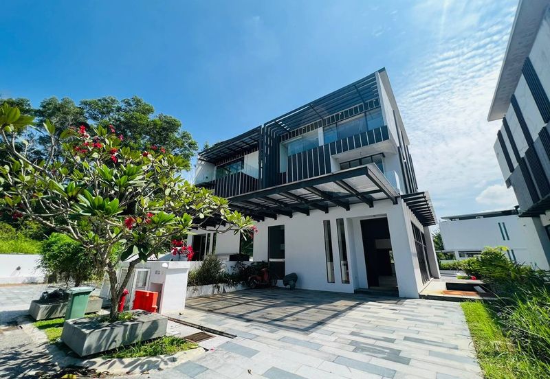 The Maisons, Perdana Lakeview East