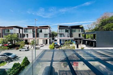 The Maisons, Perdana Lakeview East