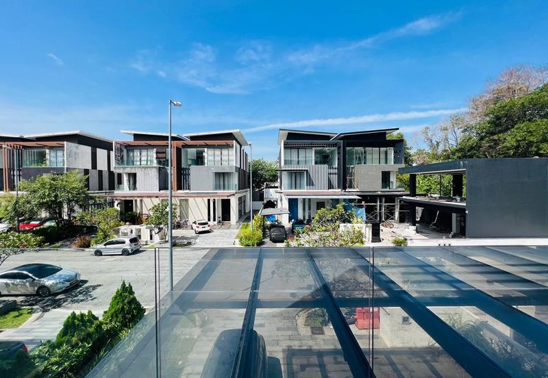 The Maisons, Perdana Lakeview East