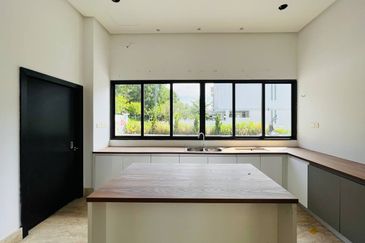 The Maisons, Perdana Lakeview East