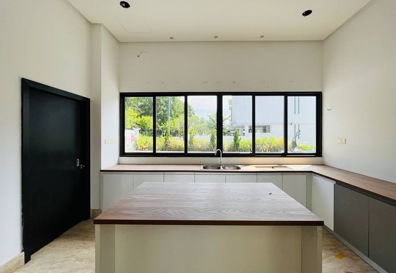 The Maisons, Perdana Lakeview East