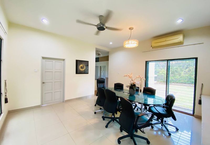 Puncak Pinggiran Putra