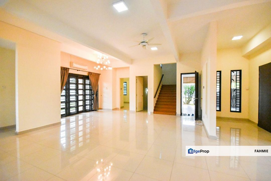 Corner lot. With swimming pool. Freehold. Laman Kekwa. Nilai Impian. Nilai. , Negeri Sembilan, Nilai