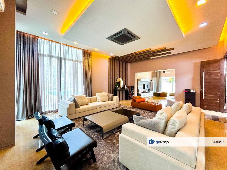 Nicely renovated bungalow with swimming pool. Huge land area. Seksyen 7. Shah Alam. , Selangor, Shah Alam