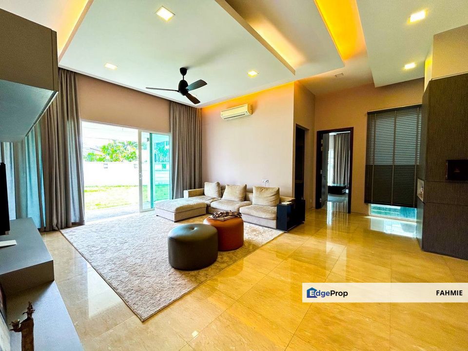 Nicely renovated bungalow with swimming pool. Huge land area. Seksyen 7. Shah Alam. , Selangor, Shah Alam