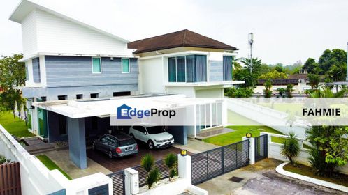 Nicely renovated bungalow with swimming pool. Huge land area. Seksyen 7. Shah Alam. , Selangor, Shah Alam