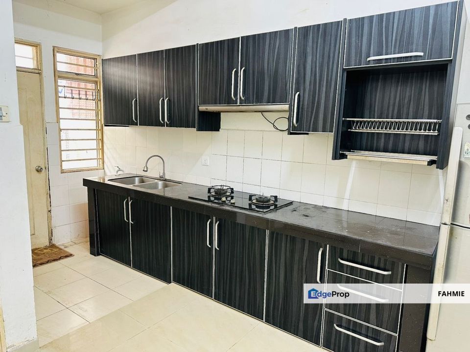 End lot. Lower floor. Bayu Parkville. Balakong. , Selangor, Balakong