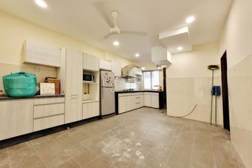 Paling murah. Berhadapan taman permainan. Saujana Damansara. Damansara Damai. 