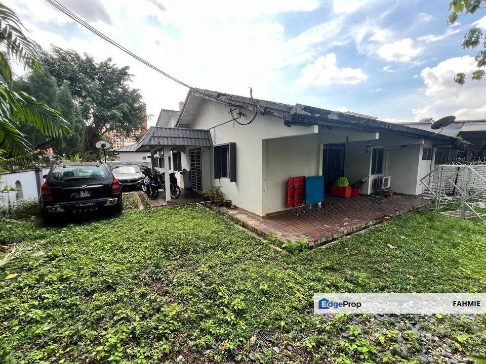 Corner lot. Fully renovated. Ampang Jaya., Selangor, Ampang