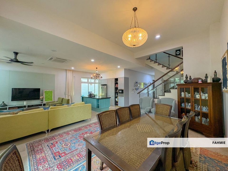 Lake view at the back. Fully renovated. Tijani Ukay. Ampang. , Selangor, Ampang