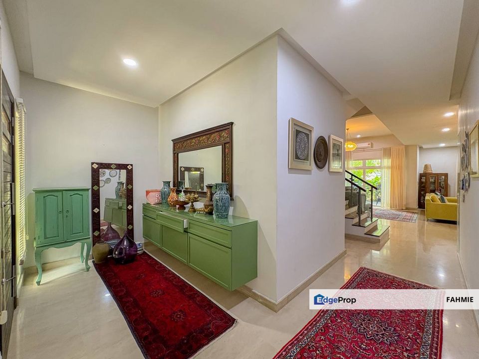 Lake view at the back. Fully renovated. Tijani Ukay. Ampang. , Selangor, Ampang