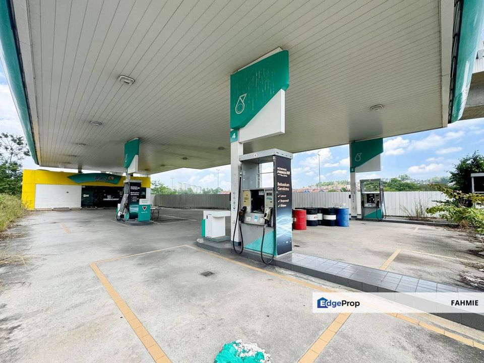 Petrol station. Non bumi lot. Taman Equine. Seri Kembangan. , Selangor, Seri Kembangan
