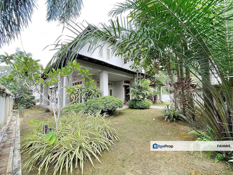 Huge land area. Private pool. Seksyen 8. Kota Damansara. , Selangor, Kota Damansara
