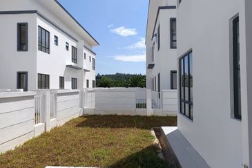 BRAND NEW DOUBLE STOREY SEMIDETACHED WITH GATED GUARDED COMMUNITY IN RASAH KEMAYAN - FACING NO HOUSE
