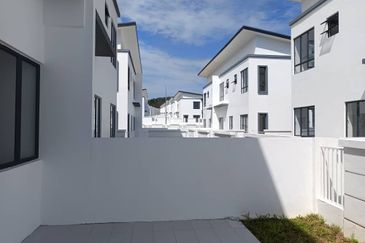 BRAND NEW DOUBLE STOREY SEMIDETACHED WITH GATED GUARDED COMMUNITY IN RASAH KEMAYAN - FACING NO HOUSE