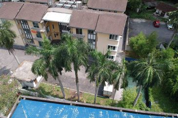 3 Storey Building Apartment with Parking Land, Brickfield, Kl
