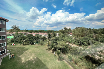 Dahlia Apartment ( Saujana Utama 2 )