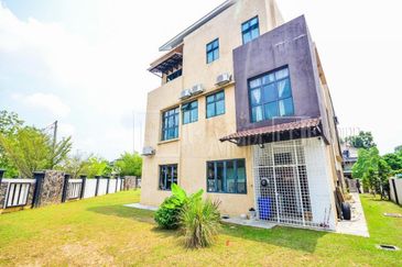 Kristal Court, Seksyen 7