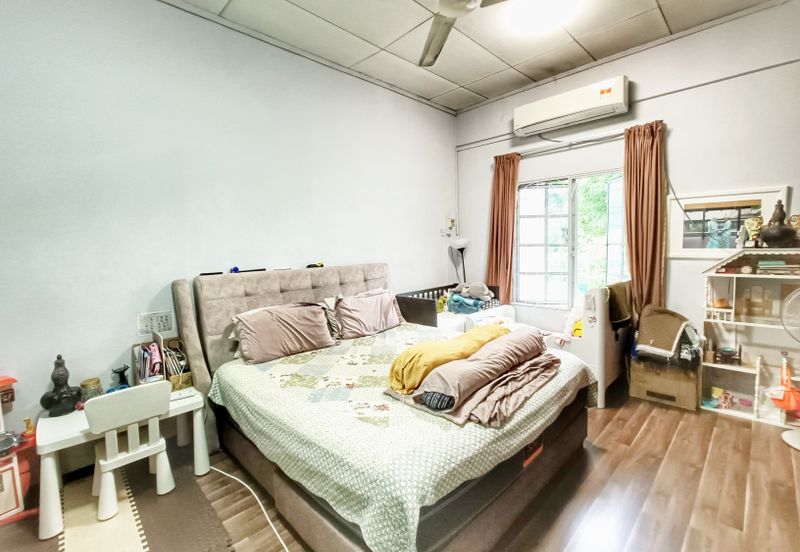 Beside Sunway Piramid, Double Storey Terrace 