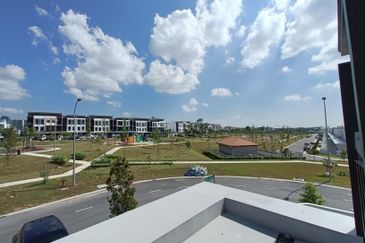 CORNER LOT, Double Storey Terrace, Setia Utama 3