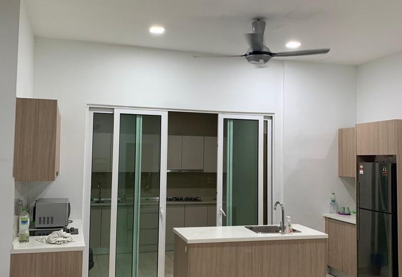 Royal Regent Sri Putramas III