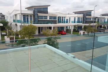 MYDiva, Perdana Lakeview East