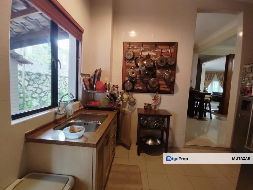 FREEHOLD, Double Storey Bungalow @ Saujana Villa Kajang - Big Extra Land at Side with 6 Bedrooms, 5 Bathrooms FOR SALE, Selangor, Kajang