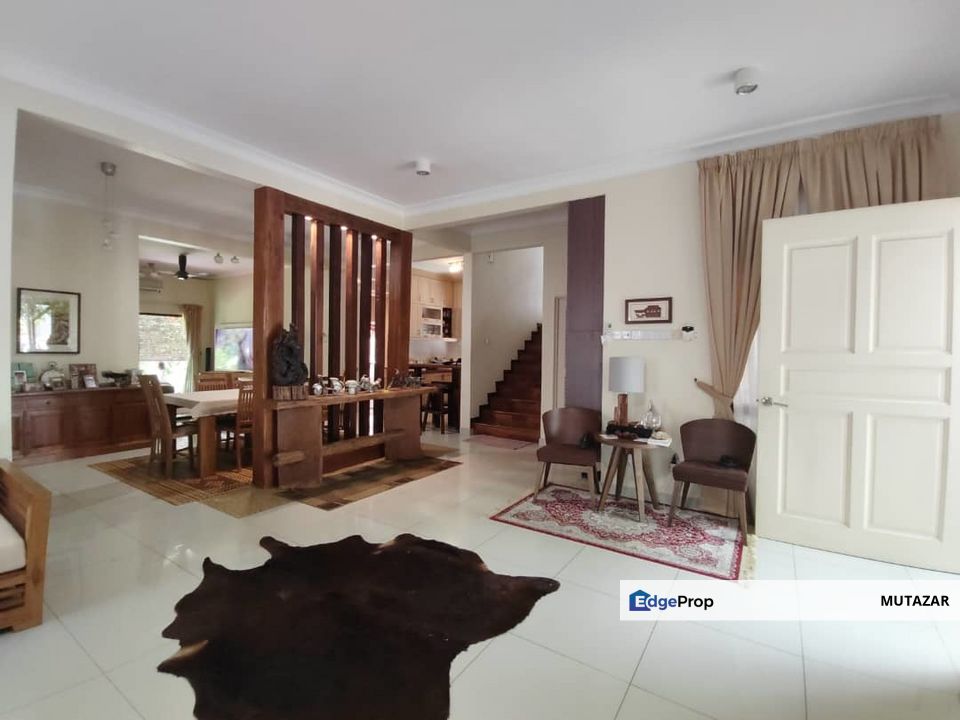 FREEHOLD, Double Storey Bungalow @ Saujana Villa Kajang - Big Extra Land at Side with 6 Bedrooms, 5 Bathrooms FOR SALE, Selangor, Kajang