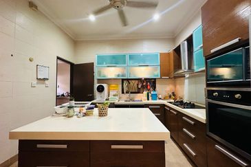 HUGE CORNER LOT, Double Storey Superlink Terrace @ Bukit Jelutong, Shah Alam - FACING OPEN